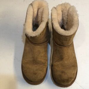 UGG short Bailey boot. Size 8.